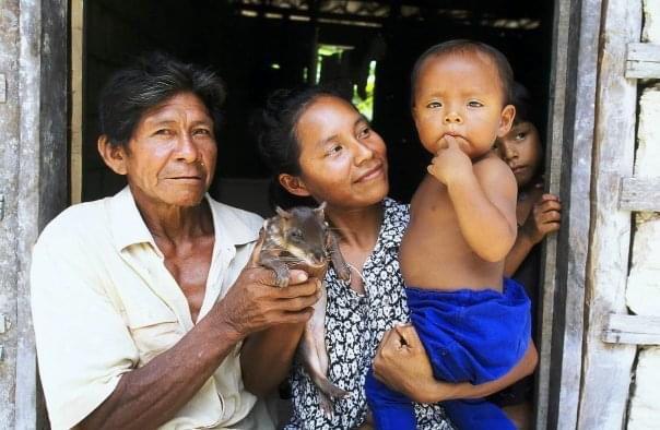 Família de ribeirinhos médio Rio Negro (Juan Pratginestós)